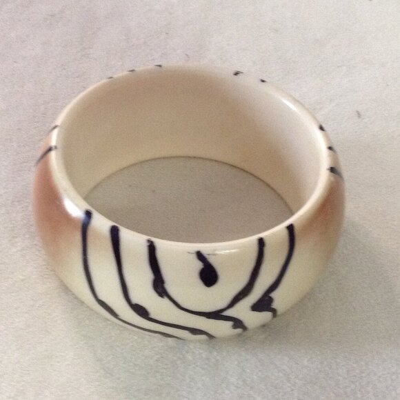 VTG (Possible Lucite) Chunky Bangle Bracelet; Off White Abstract design, Stylish - Picture 1 of 2